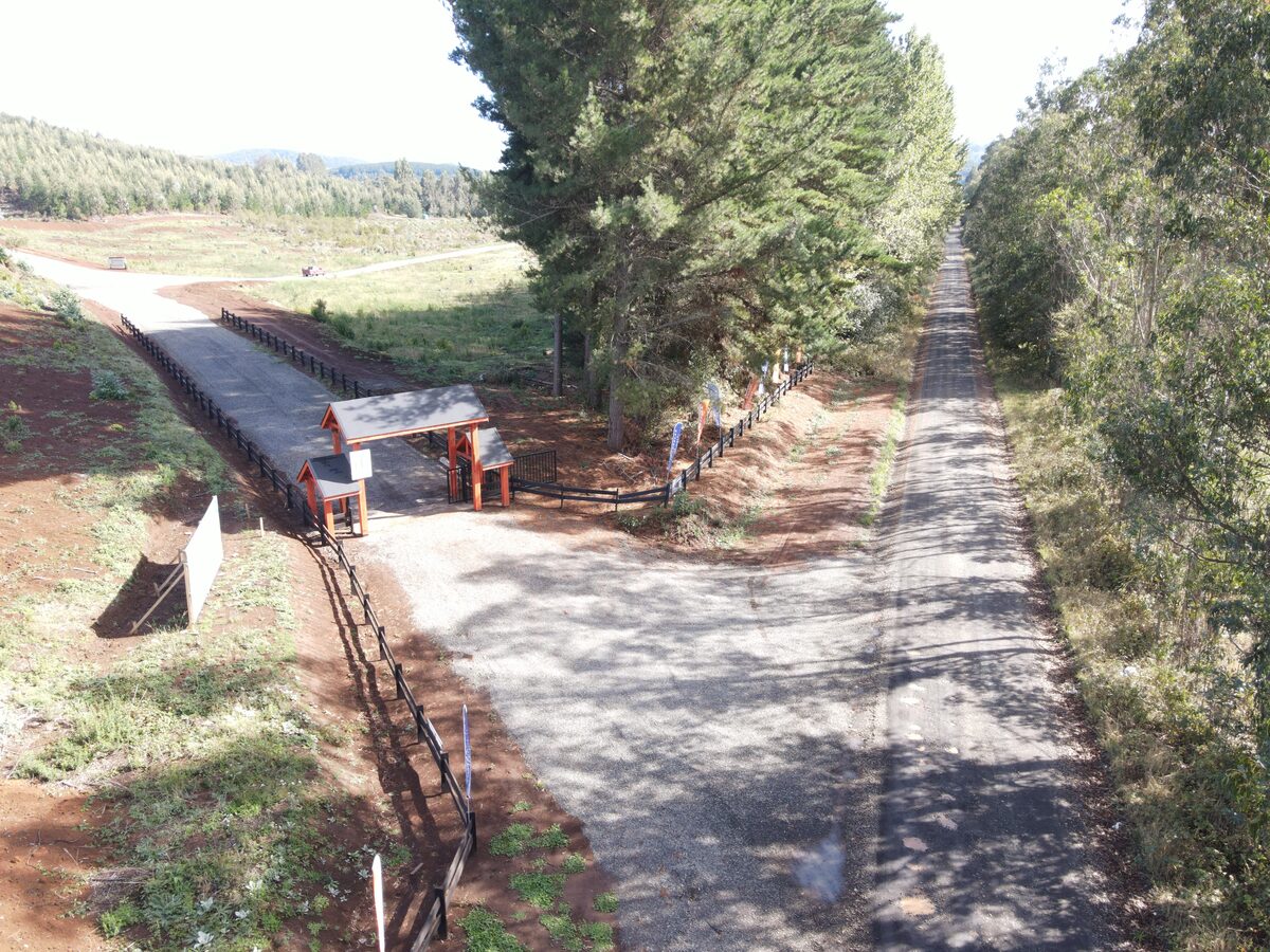 Portón de entrada con cerco perimetral