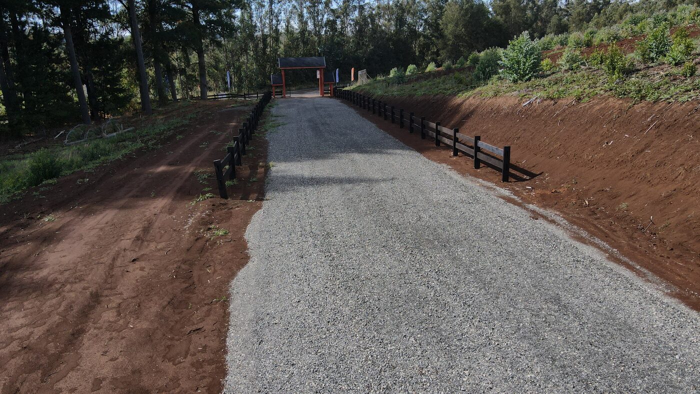 Camino de acceso pavimentado con cercos de madera