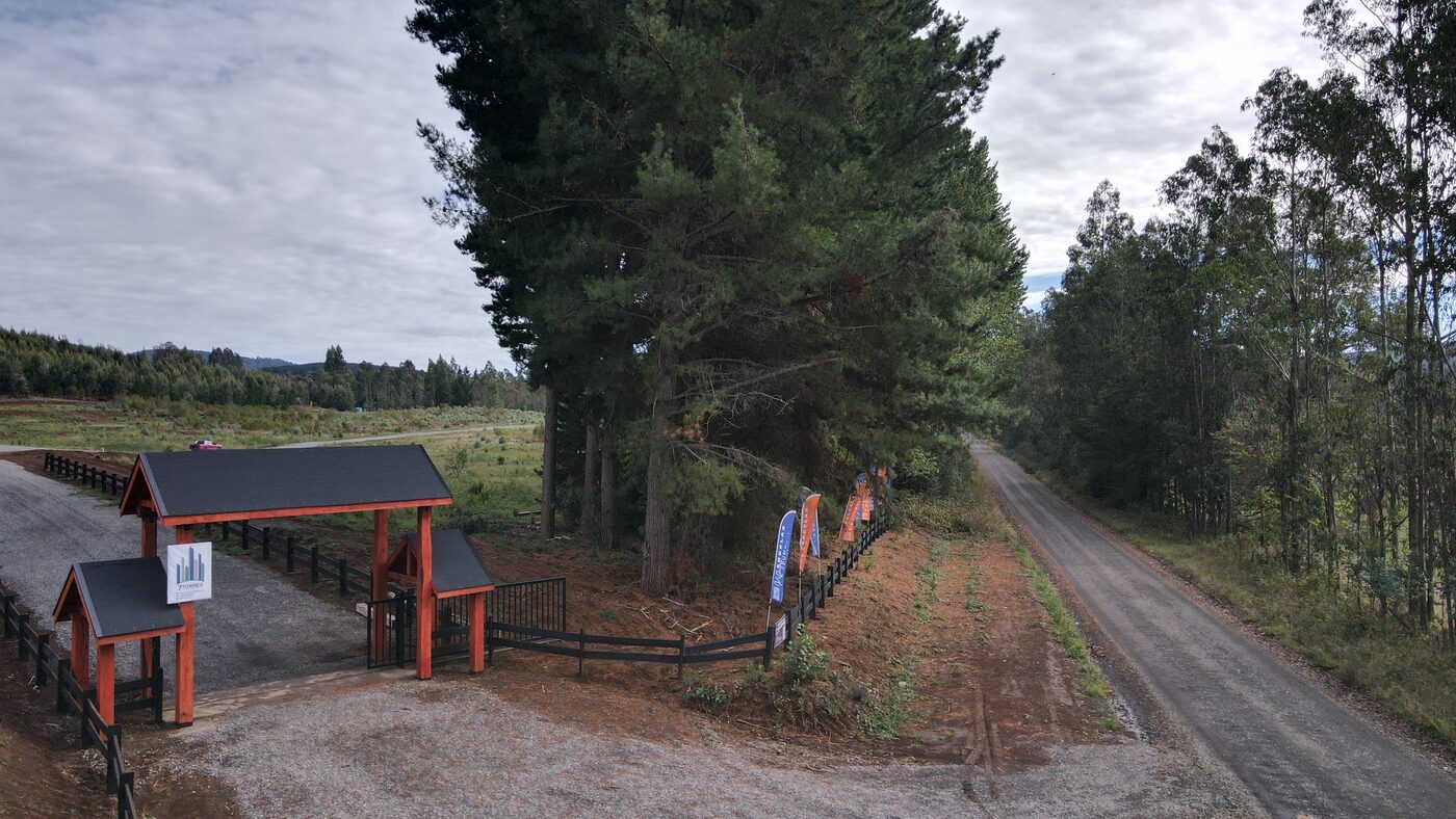 Entrada principal de Refugio Pumalal con caseta y señalética